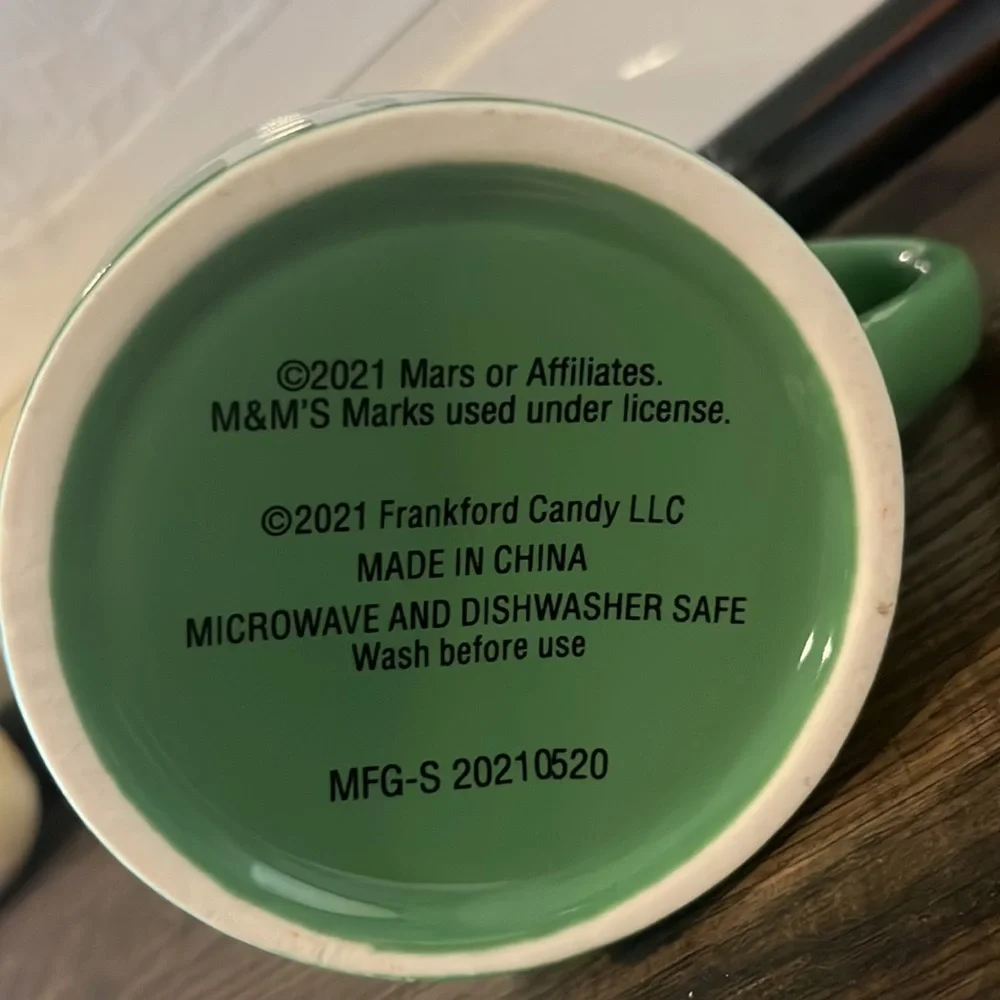 M&M’s Green ‘Lady’ coffee mug. “EAT YOUR Heart OUT, DARLING!’” Double Sided 201